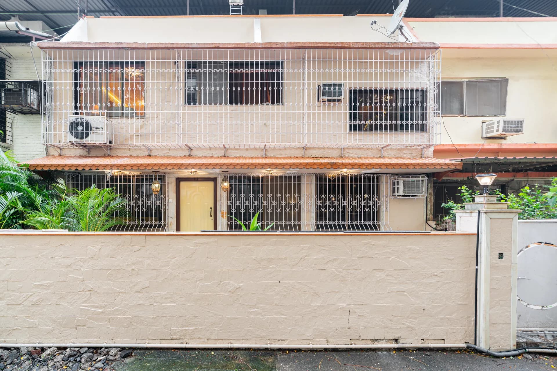 Entrance and Parking preview