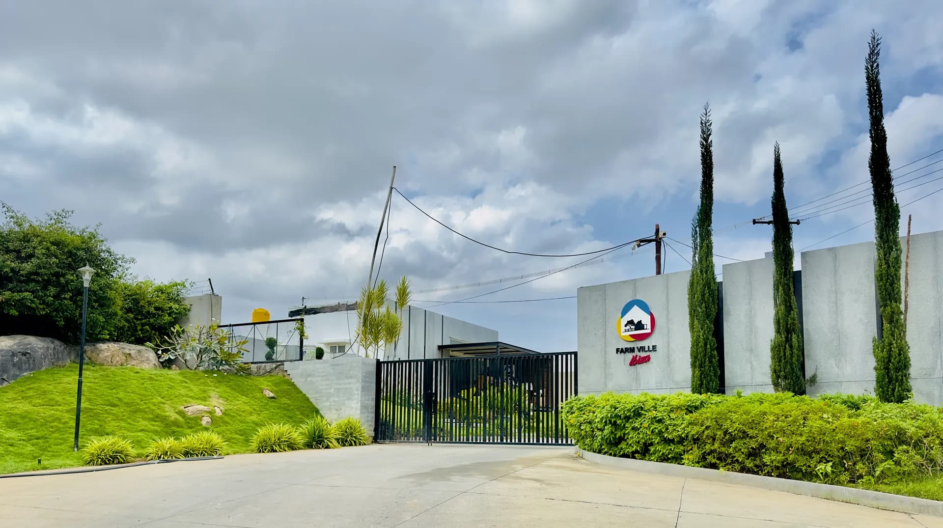 Entrance and Parking preview