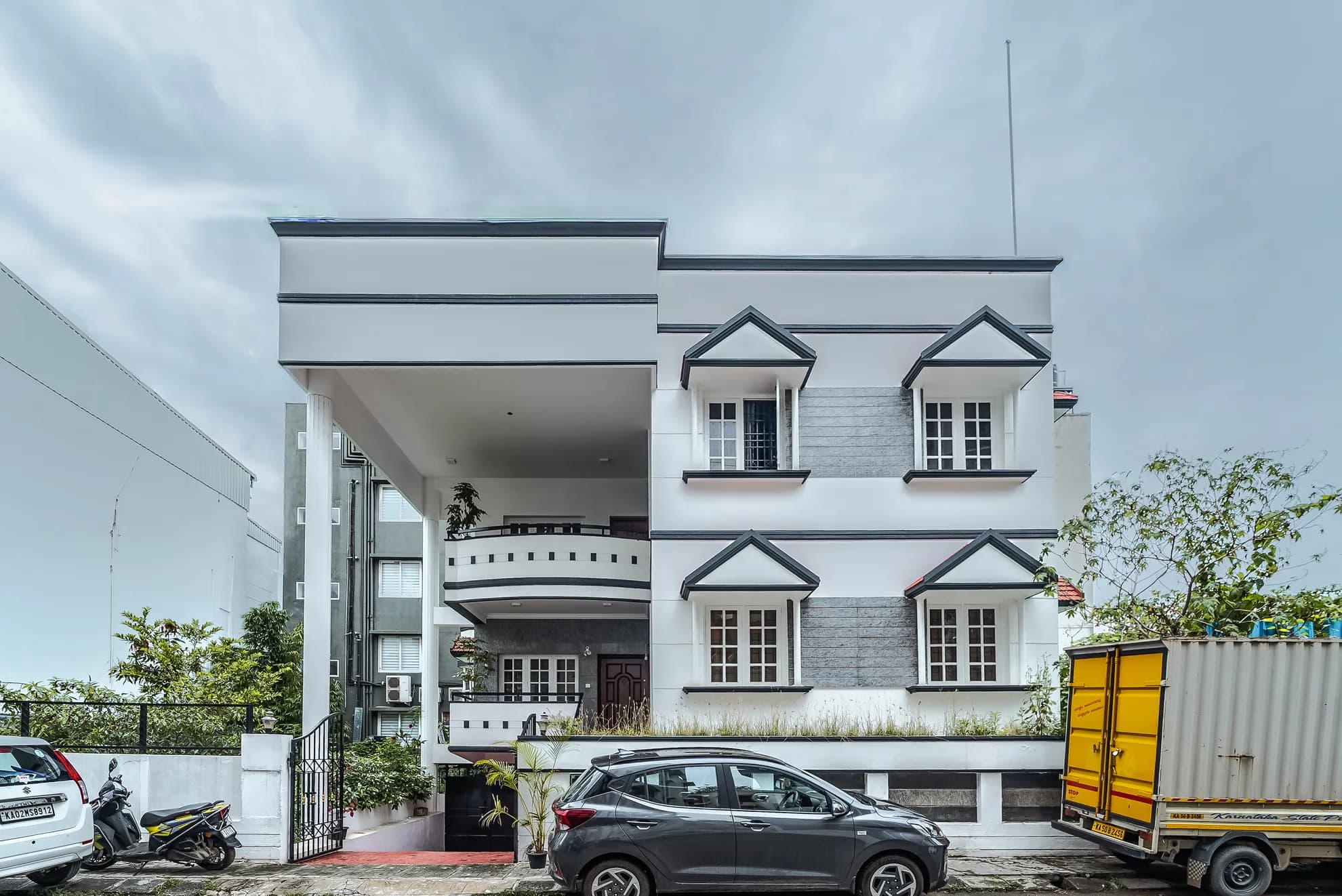 Property photo - Entrance and Parking