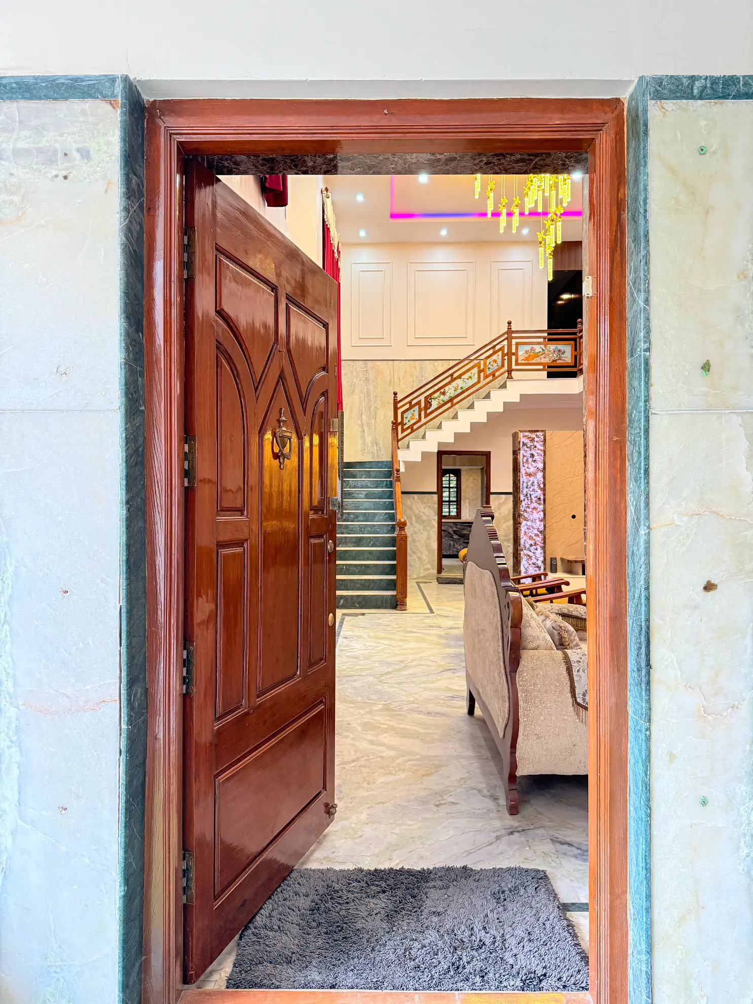 Entrance and Parking extra 7