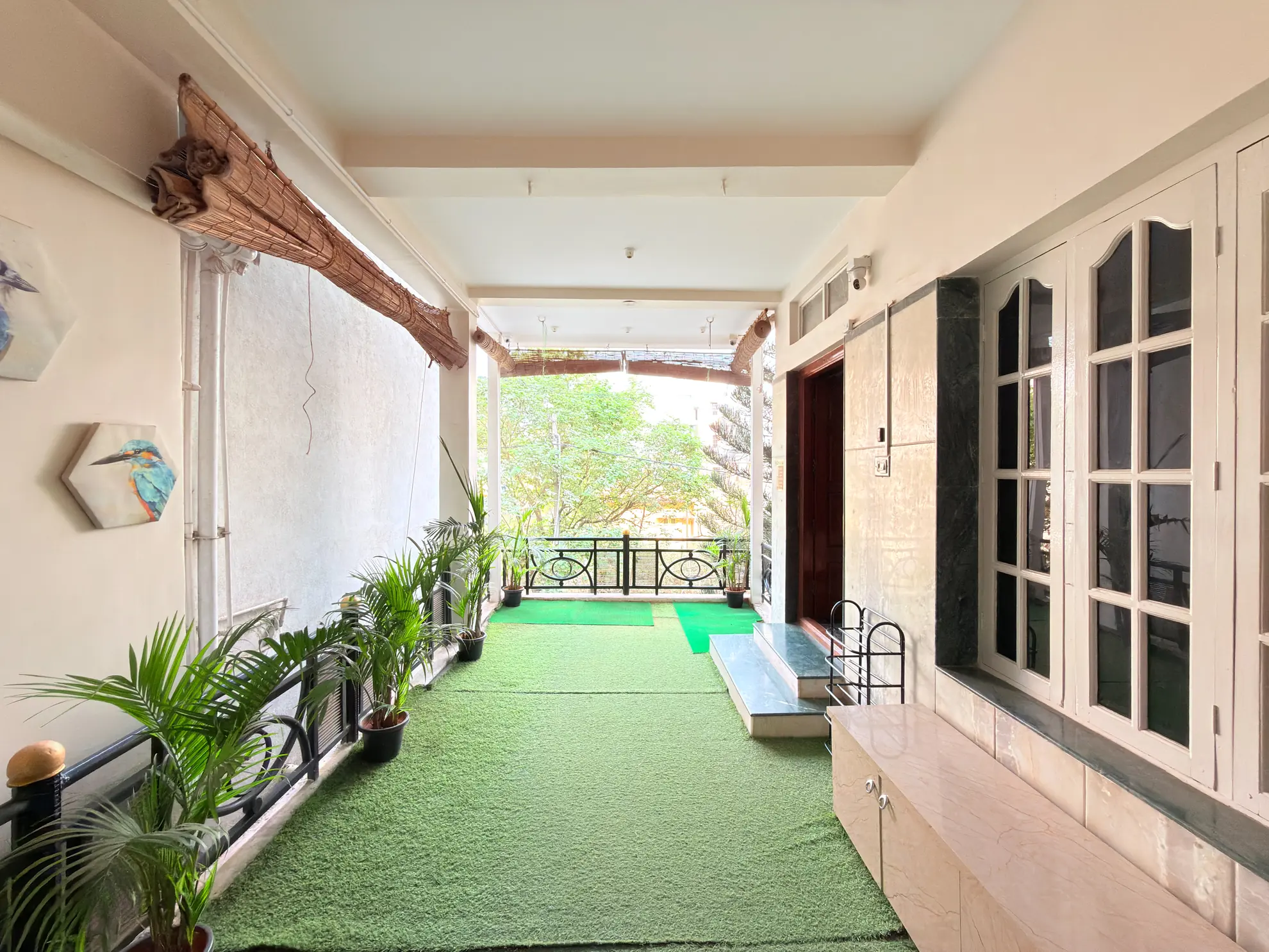 Entrance and Parking extra 6