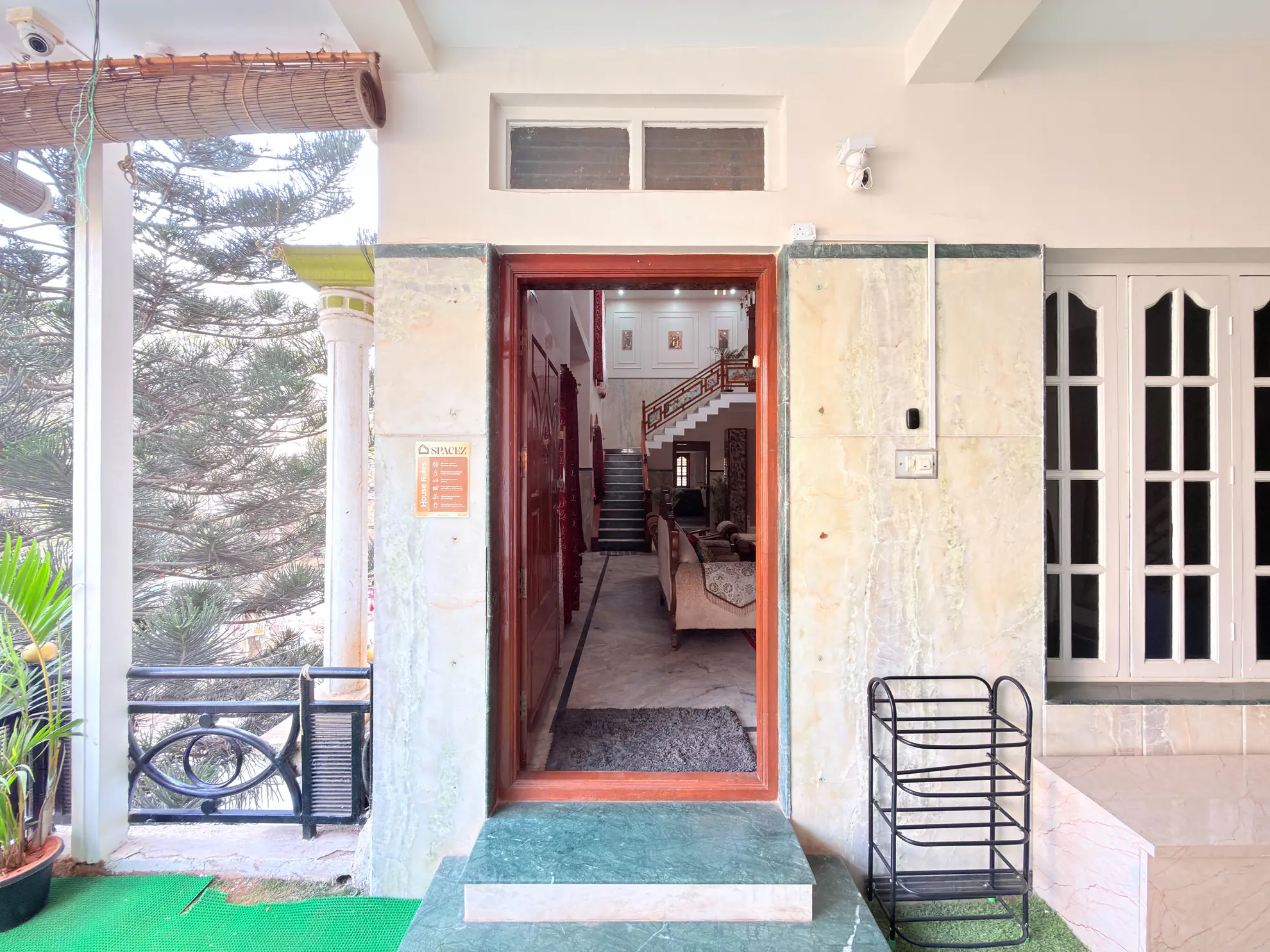 Entrance and Parking extra 4