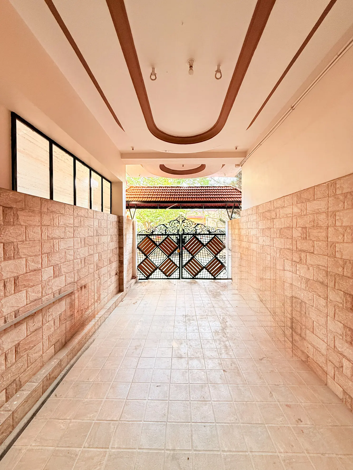 Entrance and Parking extra 3